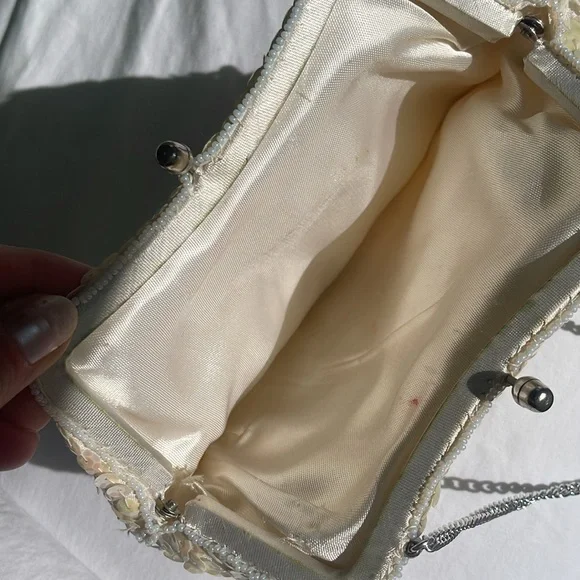 Vintage Cream Sequin Purse with Beaded Flower Motif - Picture 4 of 5